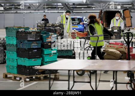 (200401) -- LONDRES, 1er avril 2020 (Xinhua) -- les bénévoles préparent de la nourriture et des repas dans un centre de distribution situé dans le parking souterrain de Tottenham Hotspur Stadium à Londres, Grande-Bretagne, 31 mars 2020. Le pôle de distribution a été créé par l'organisme de bienfaisance comestibles London, en partenariat avec le Haringey Council, pour la distribution des aliments aux groupes vulnérables et aux travailleurs du National Health Service (NHS). Le gouvernement britannique continue d'essayer de lutter contre l'épidémie de COVID-19, tandis que les autorités locales, les groupes communautaires et les organismes de bienfaisance travaillent à fournir de la nourriture aux plus vulnérables de la société. (Photo Banque D'Images