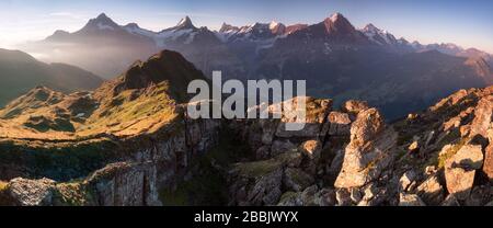 Saison estivale. Vue sur le lever du soleil sur la plage bernaise au-dessus du lac Bachalpsee. Les plus hauts sommets Eiger, Jungfrau et Schreckhorn dans un emplacement célèbre. Suisse Banque D'Images