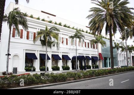 BEVERLY HILLS, LOS ANGELES, CALIFORNIE, États-Unis - 31 MARS : vue sur le magasin Ralph Lauren Beverly Hills Rodeo Drive le 31 mars 2020 à Beverly Hills, Los Angeles, Californie, États-Unis. Les entreprises de l'industrie du tourisme et du divertissement de Los Angeles sont temporairement fermées dans le cadre de la pandémie de coronavirus COVID-19 après l'ordonnance de 'Safer at Home' émise par le maire de Los Angeles, Eric Garcetti, au niveau du comté, et le gouverneur de Californie, Gavin Newsom, au niveau de l'État, le jeudi 19 mars, 2020 qui restera en vigueur jusqu'au moins le 19 avril 2020. (Photo de Xavier Collin/image Press Agency) Banque D'Images