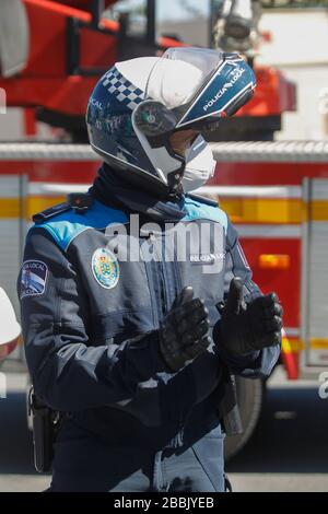 A Coruna-Espagne.Portrait de la police locale de LA Corogne portant un casque et un masque de moto en raison de la crise du covid-coronavirus le 26 mars 2020 Banque D'Images