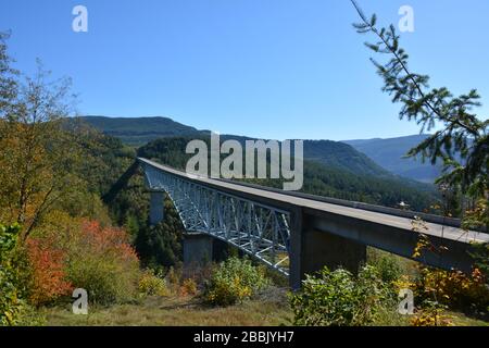 Le pont Hoffstadt, au-dessus de la fourche nord de la rivière Toutle, sur la route 504, dans le comté de Cowlitz, dans l'État de Washington, aux États-Unis, a été construit en 1992. Banque D'Images