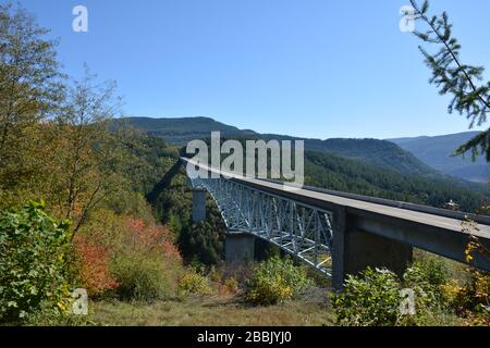 Le pont Hoffstadt, au-dessus de la fourche nord de la rivière Toutle, sur la route 504, dans le comté de Cowlitz, dans l'État de Washington, aux États-Unis, a été construit en 1992. Banque D'Images