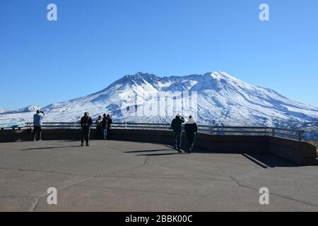 Les gens admirent la vue sur le Mont St Helens depuis la plate-forme d'observation extérieure de l'observatoire Johnston Ridge, comté de Skamania, État de Washington, États-Unis. Banque D'Images