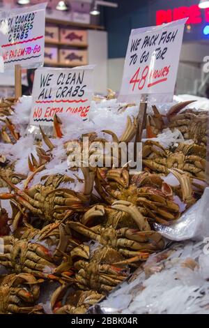 Crabes sur glace à vendre sur un marché de fruits de mer Banque D'Images