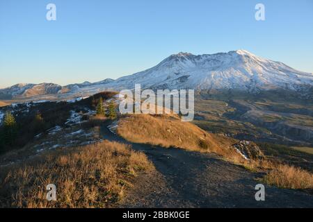 Vue spectaculaire sur le cratère du Mont St Helens pendant un après-midi clair, vue sur le sentier Harry's Ridge depuis Johnston Ridge dans l'État de Washington, États-Unis. Banque D'Images