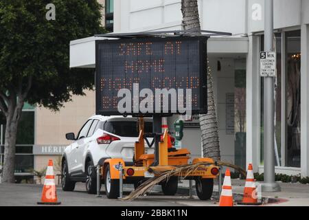 Beverly Hills, États-Unis. 31 mars 2020. BEVERLY HILLS, LOS ANGELES, CALIFORNIE, ÉTATS-UNIS - 31 MARS : Un panneau de message modifiable Caltrans (CMS) avertit les automobilistes sur N Canon Drive près du coin de N Santa Monica Blvd de rester à la maison, utilisez-les pour aller dîner et la distance 6 pieds pour lutter contre le roman Coronavirus COVID-19 pandémie le 31 mars 2020 à Beverly Hills, Los Angeles, Californie, États-Unis. (Photo de Xavier Collin/image Press Agency) crédit: Image Press Agency/Alay Live News Banque D'Images