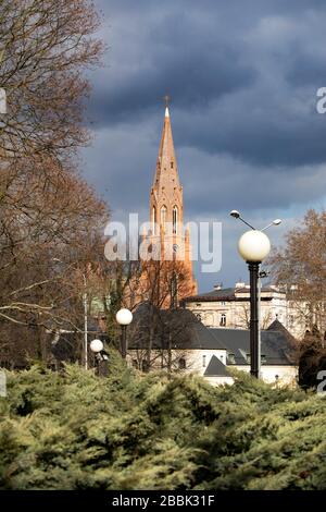 Gniezno - paysage urbain, vue de la cathédrale gothique. L'architecture médiévale en Pologne. Banque D'Images