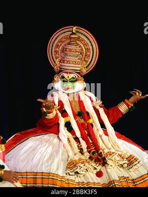 Kathakali est une forme majeure de danse indienne classique, Kathakali est un art de performance hindou dans Kerala.Kathakali est un mélange de danse, de musique et d'action. Banque D'Images