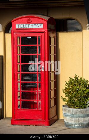 Un ancien stand de téléphone rouge pour plus d'intimité pendant les appels Banque D'Images