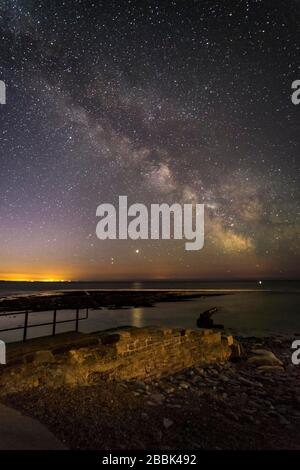 Lyme Regis, Dorset, Royaume-Uni. 1 avril 2020. Météo britannique. La voie lactée brille dans le ciel clair de la nuit à Lyme Regis à Dorset dans les premières heures de la matinée. Crédit photo : Graham Hunt/Alay Live News Banque D'Images