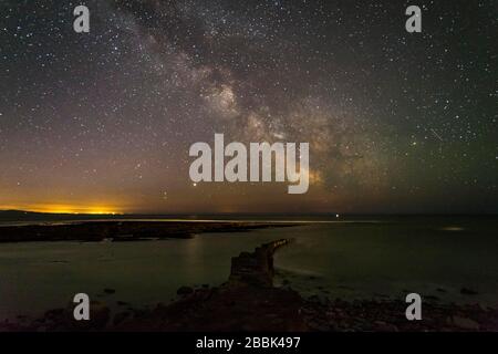 Lyme Regis, Dorset, Royaume-Uni. 1 avril 2020. Météo britannique. La voie lactée brille dans le ciel clair de la nuit à Lyme Regis à Dorset dans les premières heures de la matinée. Crédit photo : Graham Hunt/Alay Live News Banque D'Images