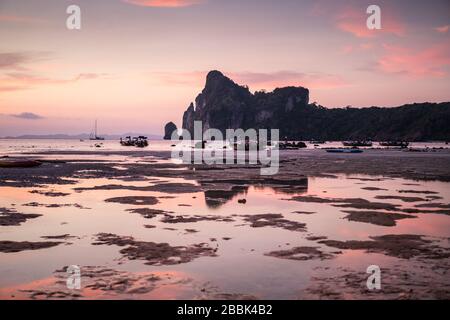 Bateaux dans l'île de Ko Phi Phi, Thaïlande, Asie Banque D'Images