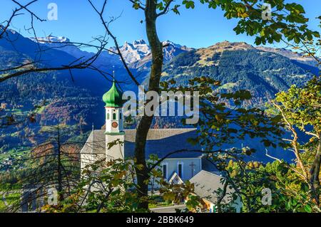 Belle vue sur l'église de bartholomäberg dans les montagnes de Montafon en Autriche Banque D'Images