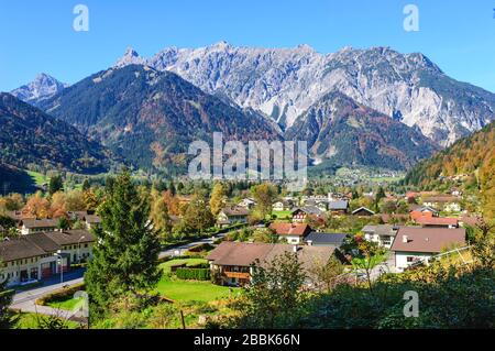 Belle vue sur le petit village de Vandans près de Schruns dans les montagnes autrichiennes Banque D'Images