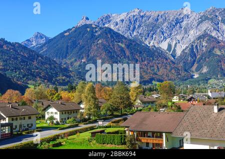 Belle vue sur le petit village de Vandans près de Schruns dans les montagnes autrichiennes Banque D'Images