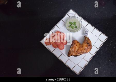 Tikka de poulet cuit maison avec carottes fraîches et sauce à la menthe Banque D'Images