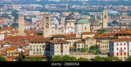 Vue sur la ville de Bergame en Lombardie Italie depuis la vieille ville de la Citta Alta Banque D'Images