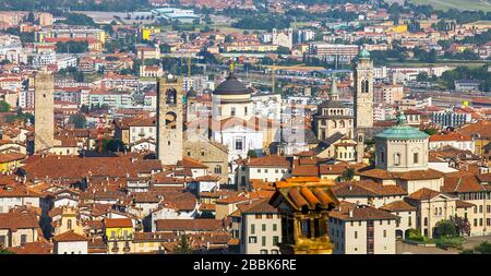 Vue sur la ville de Bergame en Lombardie Italie depuis la vieille ville de la Citta Alta Banque D'Images