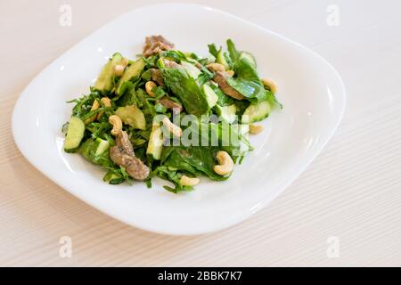 salade de thon et de noix. Banque D'Images