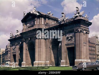 PUERTA DE ALCALA - PUERTA MONUMENTAL CONSTRUIDA EN 1778 PARA CONMEMORAR LA ENTRADA EN MADRID DE CARLOS III - FOTO AÑOS 60. Auteur: SABATINI FRANCESCO. EMPLACEMENT: PUERTA DE ALCALÁ. ESPAGNE. Banque D'Images