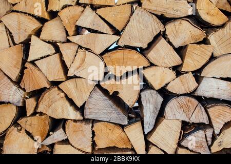 Surface de bois de feu haché, plié exactement écrasé bois de chauffage. Gros plan. Fond en bois. Banque D'Images