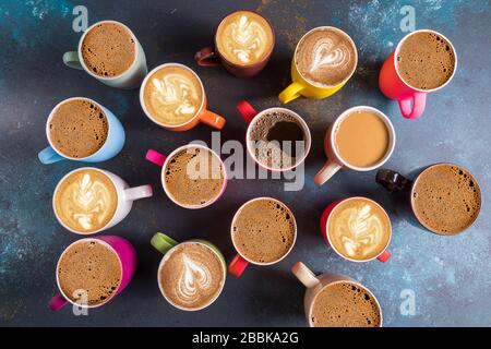 Ensemble de différents types de café dans des tasses, plat. Banque D'Images