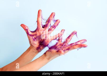 Pâte de caramel doux pour sugaring la couleur violette sur la main féminine, toucher l'idée créatrice sensorielle, le concept d'enlèvement de cheveux, l'industrie de l'esthéticienne, bannière flyer c Banque D'Images