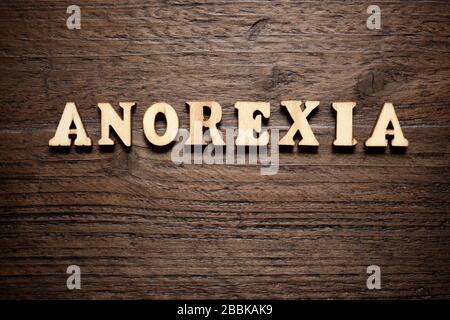 Mot anorexie sur une table en bois. Banque D'Images