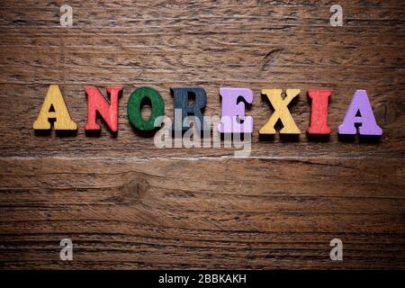 Mot anorexie sur une table en bois. Banque D'Images