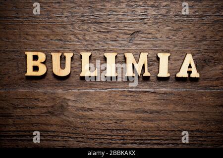 Mot boulimie sur une table en bois. Banque D'Images