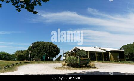 Totaranui, parc national Abel Tasman, Tasman/Nouvelle-Zélande - 3 mars 2017 : bâtiment du Département de la conservation de Totaranui, parc national Abel Tasman. Banque D'Images