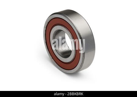 Isoler. Roulement à billes métallique avec anneau rouge. Gros plan sur fond blanc. Vue verticale. Détail élevé. Banque D'Images