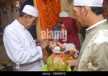 Tarakan Indonesie 24 Avril 18 La Premiere Coupe De Cheveux Pour Les Bebes Musulmans Ou Dans L Islam S Appelle Aquiqah La Ceremonie D Aquiqah Se Tient Habituellement Apres Sept Jours De Naissance