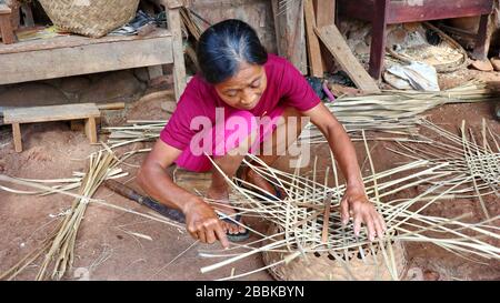 Panier en bambou artisan tout en faisant son travail dans un endroit Banque D'Images