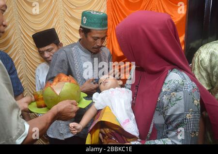 Tarakan Indonesie 24 Avril 18 La Premiere Coupe De Cheveux Pour Les Bebes Musulmans Ou Dans L Islam S Appelle Aquiqah La Ceremonie D Aquiqah Se Tient Habituellement Apres Sept Jours De Naissance