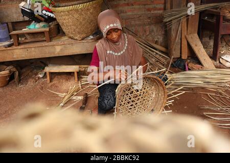 Panier en bambou artisan tout en faisant son travail dans un endroit Banque D'Images