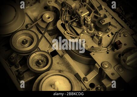 Ancien lecteur/enregistreur de bande. Vue détaillée de la structure interne d'un magnétophone analogique. Pièces poussiéreuses du périphérique audio. Vue de dessus à un angle. Sélectif Banque D'Images