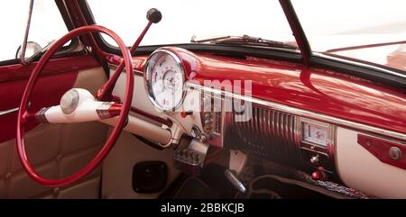 Vue sur l'intérieur d'une voiture convertible américaine classique des années 50 stationnée dans une rue à la Havane, Cuba. Banque D'Images