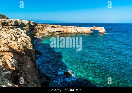 Kamara Beach en Crète, Arch rock dans l'océan Banque D'Images