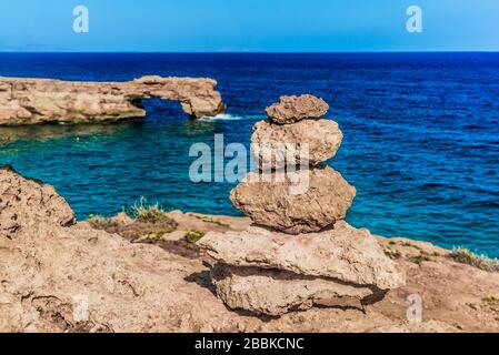 Kamara Beach en Crète, Arch rock dans l'océan Banque D'Images