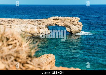 Kamara Beach en Crète, Arch rock dans l'océan Banque D'Images