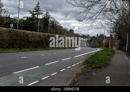 Belfast, Co Down /Irlande du Nord - 31 mars 2020 Lockdown à Castlereagh, route à deux voies dépourvue de trafic pendant la pandémie de covid-19 en cours Banque D'Images