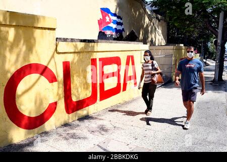 La Havane, Cuba. 30 mars 2020. Les gens avec masques marchent sur une route à la Havane, Cuba, le 30 mars 2020. Cuba a annoncé mardi la décision de suspendre l'arrivée des vols internationaux de passagers et de retirer tous les bateaux étrangers de l'île des Caraïbes dans le cadre des mesures visant à contenir la propagation du nouveau coronavirus. Crédit: Joaquin Hernandez/Xinhua/Alay Live News Banque D'Images