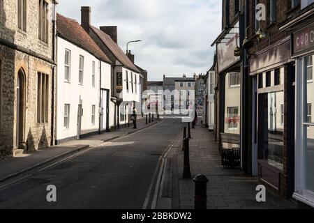 Les rues de Bicester ont largement déserté, mars 2020, pendant le verrouillage du coronavirus britannique. Restez à la maison. Distanciation sociale Banque D'Images