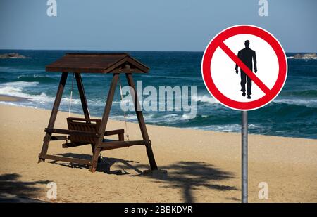 Plage avec interdiction de marcher. Quarantaine de l'auto-isolation Banque D'Images