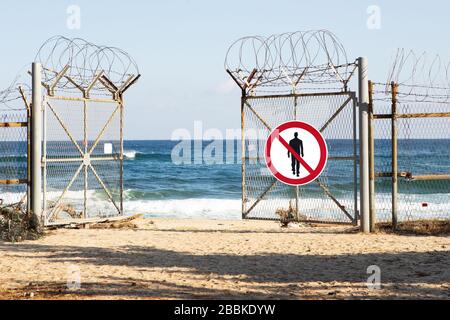 Plage avec interdiction de marcher. Quarantaine de l'auto-isolation Banque D'Images