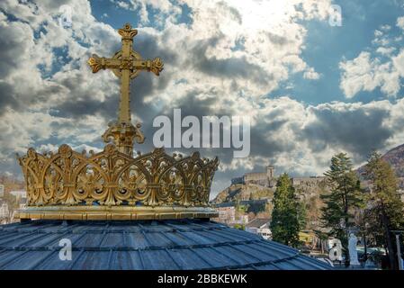 Croix d'or et couronne à Lourdes, France, Hautes Pyrénées. Basilique notre-Dame du Rosaire Banque D'Images