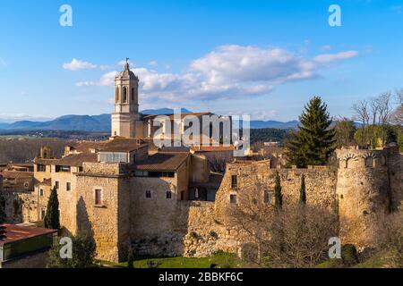 Paysage de la ville médiévale Gerona et clocher de la cathédrale Santa Maria en arrière-plan, Catalogne, Espagne, point de mire. Banque D'Images