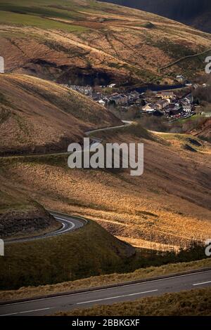 Route sinueuse en direction du village d'Abergwynfi dans la vallée de l'Afan; South Wales Valleys, Pays de Galles, Royaume-Uni Banque D'Images