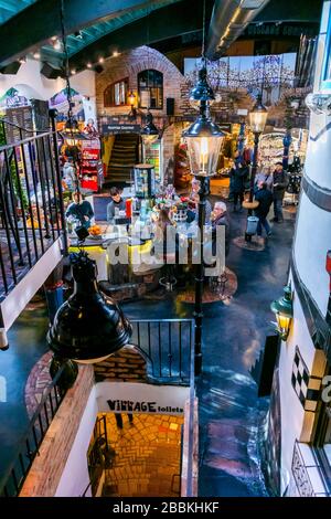 Vienne, Autriche, High angle, les gens à l'intérieur du centre commercial, intérieur animé du café, café, bar, Hundertwasser Village Banque D'Images